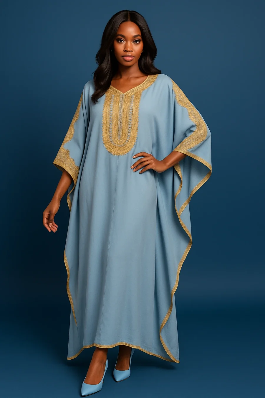 Caftan marocain bleu céleste aux broderies dorées raffinées, confection fluide avec manches larges et bordures contrastées - Le Caftanier