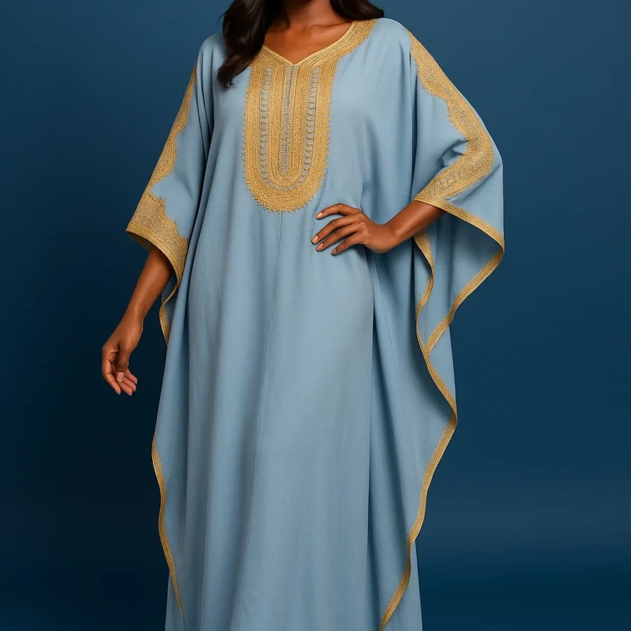 Caftan marocain bleu céleste aux broderies dorées raffinées, confection fluide avec manches larges et bordures contrastées - Le Caftanier