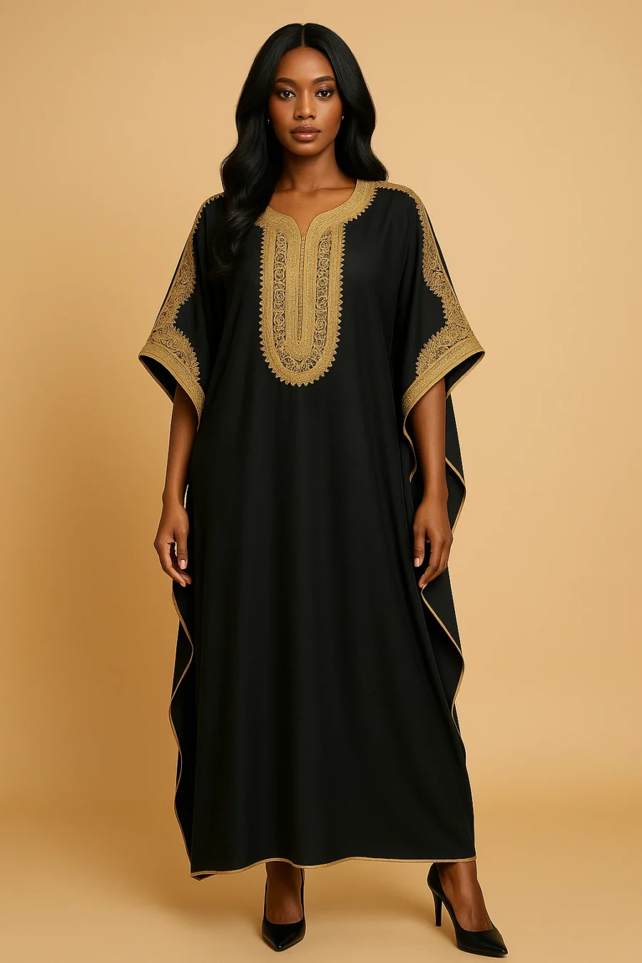 Caftan marocain noir orné d’une broderie artisanale dorée, coupe papillon sophistiquée - Le Caftanier