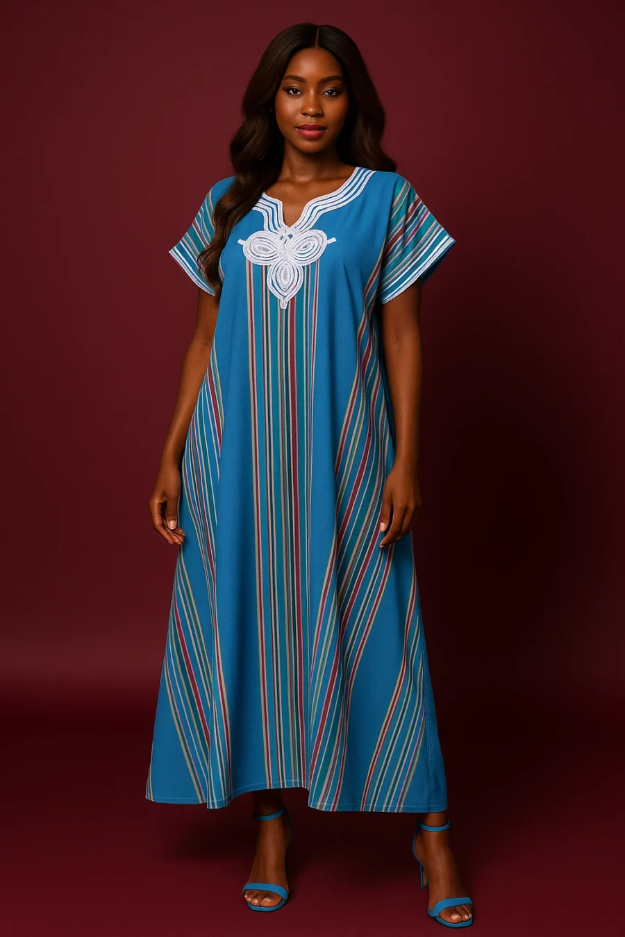 Caftan marocain bleu-ciel, manches papillon et broderie dorée – Le Caftanier